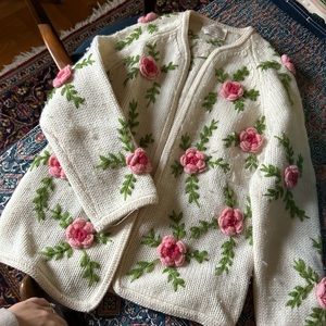 Vintage 100% virgin wool cardigan with embroidered 3D floral appliqués